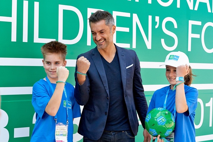 UEFA-Botschafter Vitor Baia mit Teilnehmern des Projekts Football for Friendship. Lissabon, 2014