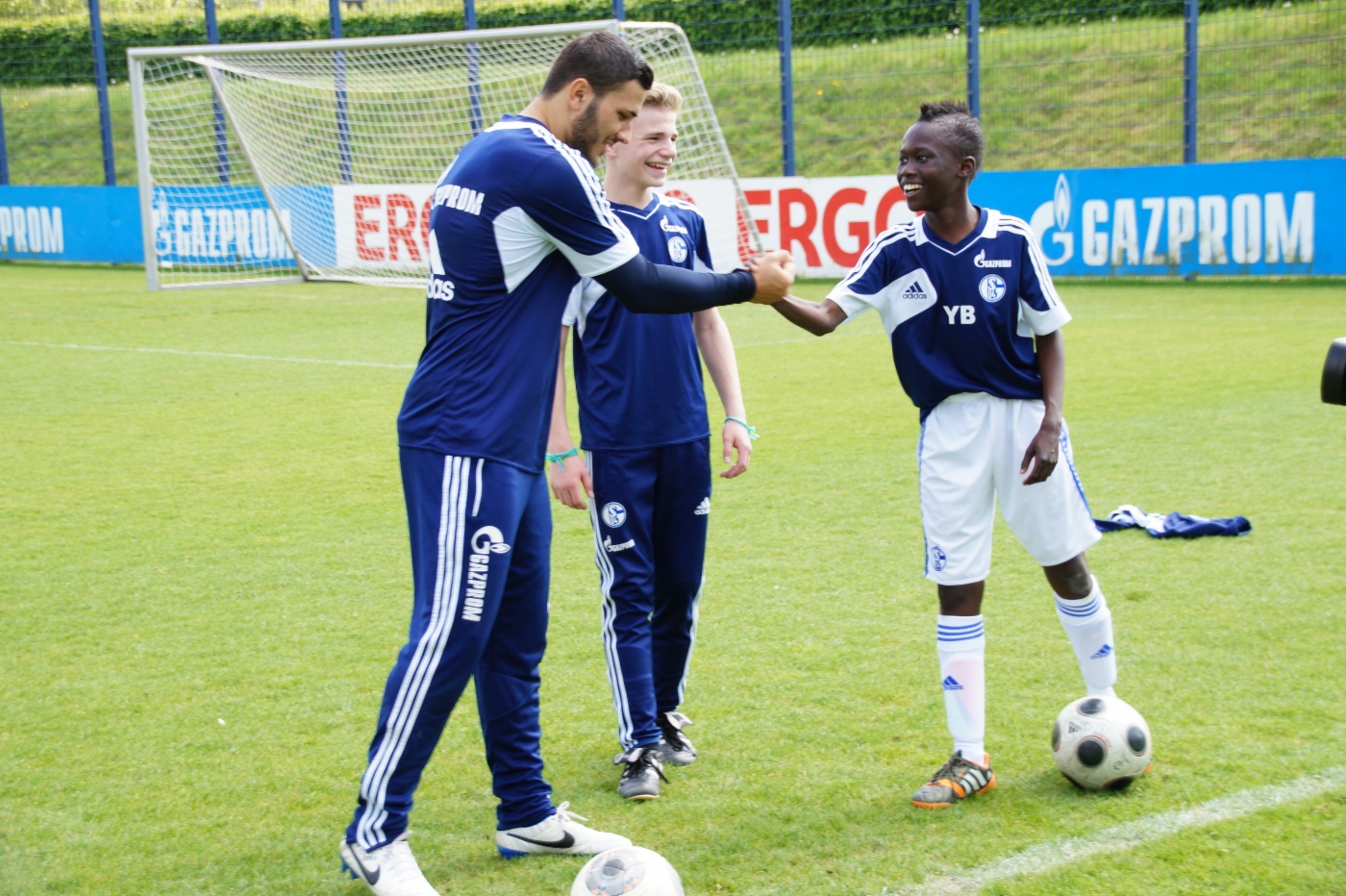 Sead Kolasinac und junge Fußballspieler vom FC Schalke 04 beim Internationalen Fußball- und Freundschaftstag. Deutschland, 25. April 2014