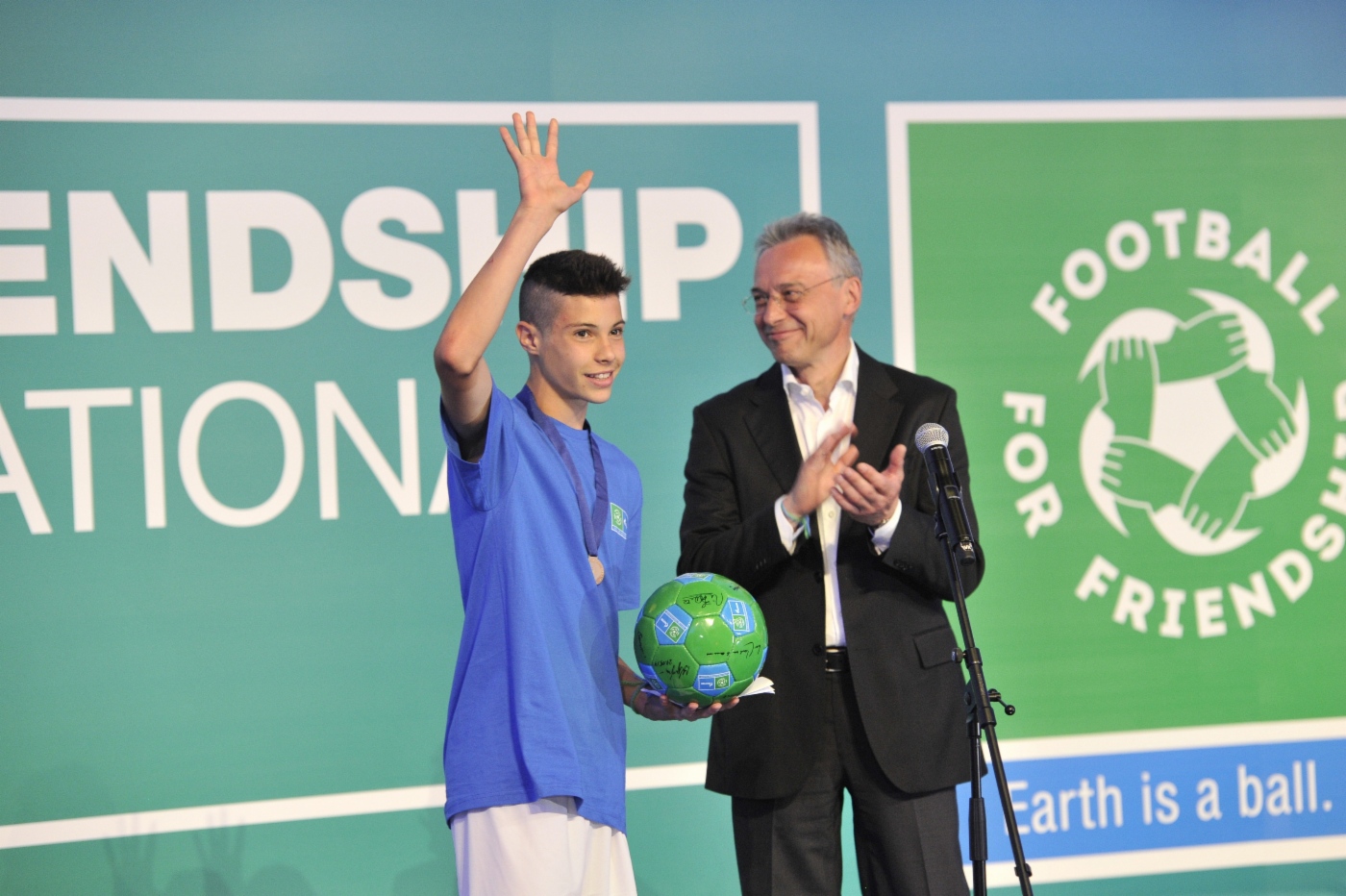 Junger Leader der Bewegung Football for Friendship, Filipe Soares, und Hauptgeschäftsführer der GAZPROM Germania GmbH, Vyacheslav Krupenkov. Lissabon, 2014